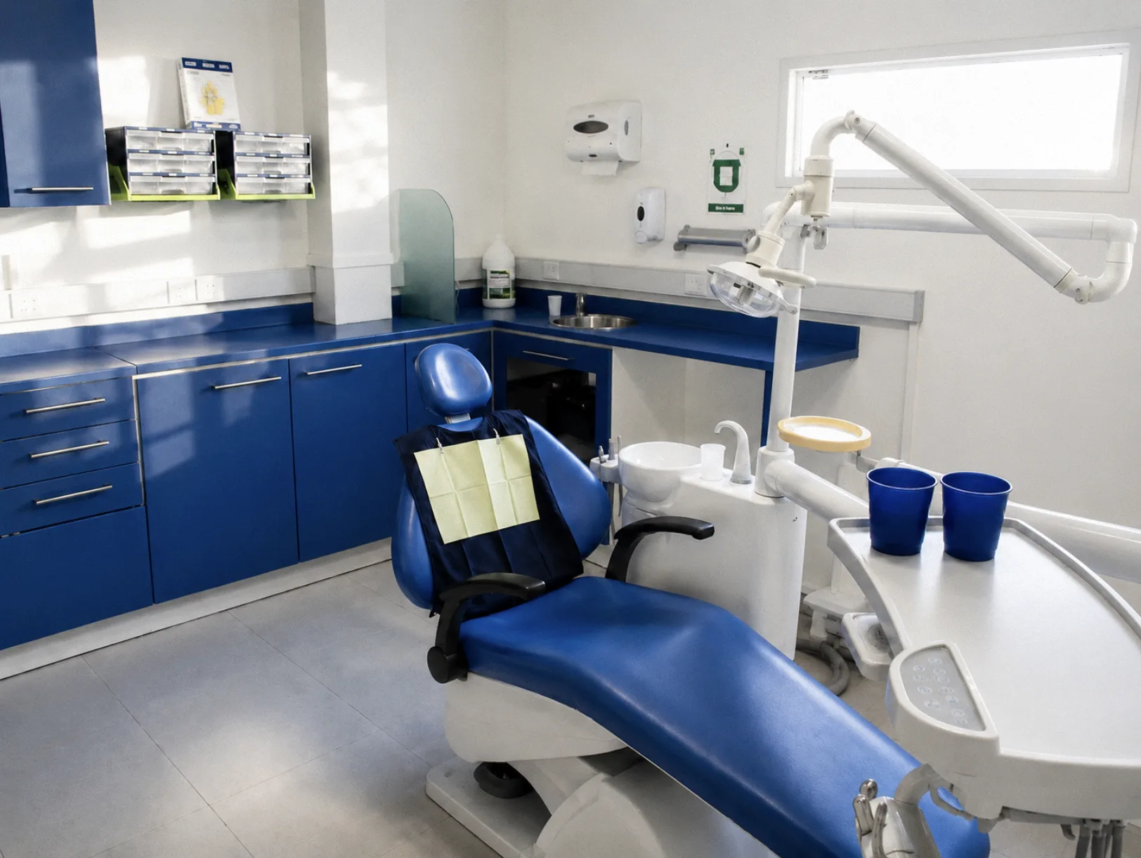 Box odontológico equipado para atención dental