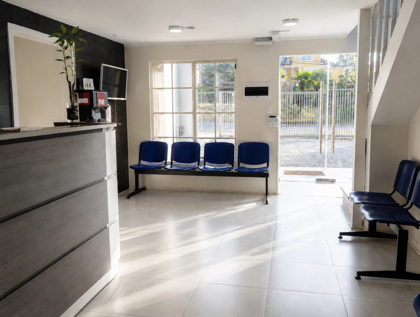 Recepción y sala de espera de Globalmédica Curauma